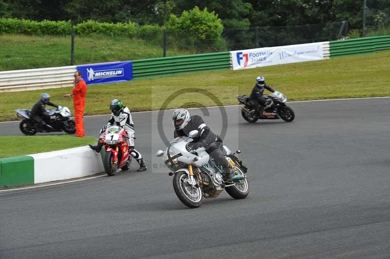 Mallory park Leicestershire;Mallory park photographs;Motorcycle action photographs;classic bikes;event digital images;eventdigitalimages;mallory park;no limits trackday;peter wileman photography;vintage bikes;vintage motorcycles;vmcc festival 1000 bikes