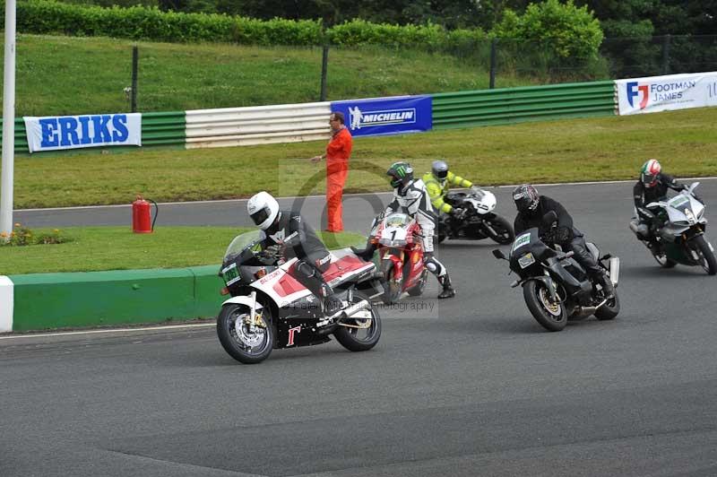 Mallory park Leicestershire;Mallory park photographs;Motorcycle action photographs;classic bikes;event digital images;eventdigitalimages;mallory park;no limits trackday;peter wileman photography;vintage bikes;vintage motorcycles;vmcc festival 1000 bikes