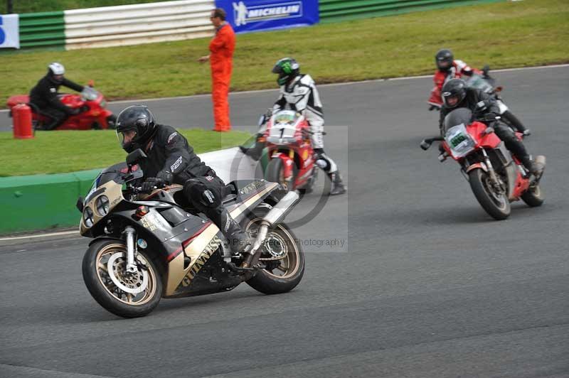 Mallory park Leicestershire;Mallory park photographs;Motorcycle action photographs;classic bikes;event digital images;eventdigitalimages;mallory park;no limits trackday;peter wileman photography;vintage bikes;vintage motorcycles;vmcc festival 1000 bikes