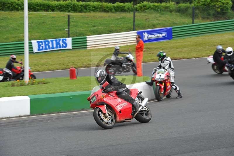 Mallory park Leicestershire;Mallory park photographs;Motorcycle action photographs;classic bikes;event digital images;eventdigitalimages;mallory park;no limits trackday;peter wileman photography;vintage bikes;vintage motorcycles;vmcc festival 1000 bikes