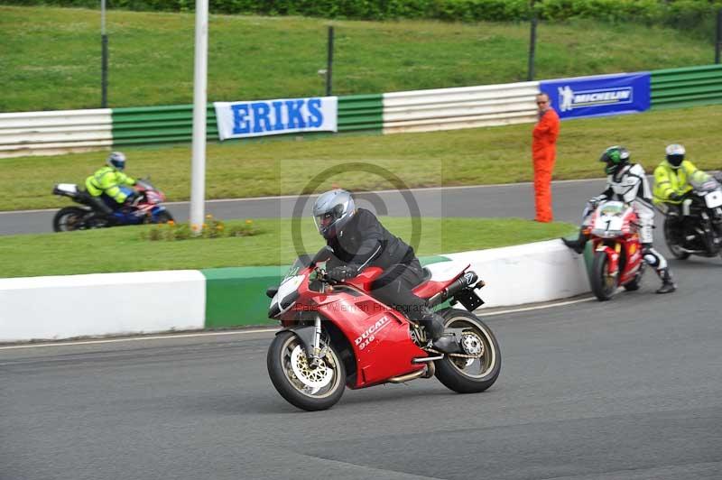 Mallory park Leicestershire;Mallory park photographs;Motorcycle action photographs;classic bikes;event digital images;eventdigitalimages;mallory park;no limits trackday;peter wileman photography;vintage bikes;vintage motorcycles;vmcc festival 1000 bikes