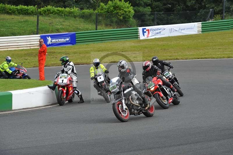 Mallory park Leicestershire;Mallory park photographs;Motorcycle action photographs;classic bikes;event digital images;eventdigitalimages;mallory park;no limits trackday;peter wileman photography;vintage bikes;vintage motorcycles;vmcc festival 1000 bikes