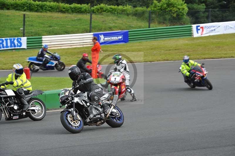 Mallory park Leicestershire;Mallory park photographs;Motorcycle action photographs;classic bikes;event digital images;eventdigitalimages;mallory park;no limits trackday;peter wileman photography;vintage bikes;vintage motorcycles;vmcc festival 1000 bikes