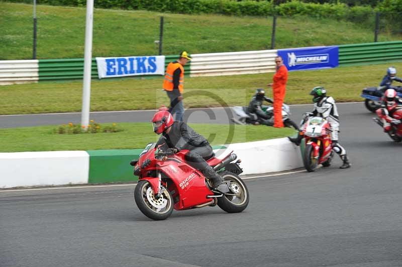 Mallory park Leicestershire;Mallory park photographs;Motorcycle action photographs;classic bikes;event digital images;eventdigitalimages;mallory park;no limits trackday;peter wileman photography;vintage bikes;vintage motorcycles;vmcc festival 1000 bikes