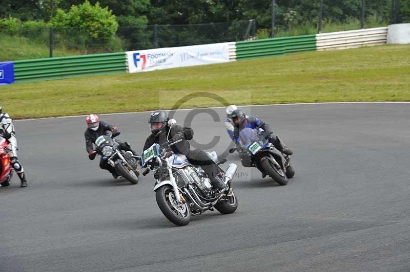 Mallory park Leicestershire;Mallory park photographs;Motorcycle action photographs;classic bikes;event digital images;eventdigitalimages;mallory park;no limits trackday;peter wileman photography;vintage bikes;vintage motorcycles;vmcc festival 1000 bikes