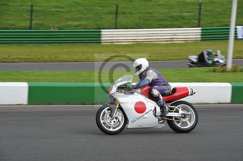 Mallory park Leicestershire;Mallory park photographs;Motorcycle action photographs;classic bikes;event digital images;eventdigitalimages;mallory park;no limits trackday;peter wileman photography;vintage bikes;vintage motorcycles;vmcc festival 1000 bikes