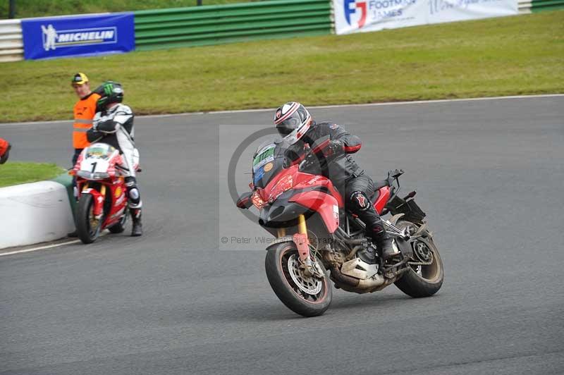 Mallory park Leicestershire;Mallory park photographs;Motorcycle action photographs;classic bikes;event digital images;eventdigitalimages;mallory park;no limits trackday;peter wileman photography;vintage bikes;vintage motorcycles;vmcc festival 1000 bikes