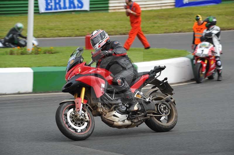 Mallory park Leicestershire;Mallory park photographs;Motorcycle action photographs;classic bikes;event digital images;eventdigitalimages;mallory park;no limits trackday;peter wileman photography;vintage bikes;vintage motorcycles;vmcc festival 1000 bikes