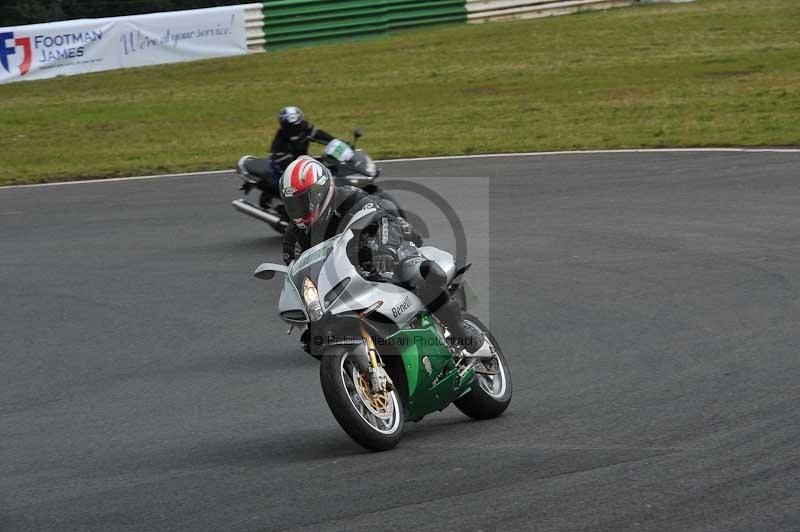 Mallory park Leicestershire;Mallory park photographs;Motorcycle action photographs;classic bikes;event digital images;eventdigitalimages;mallory park;no limits trackday;peter wileman photography;vintage bikes;vintage motorcycles;vmcc festival 1000 bikes