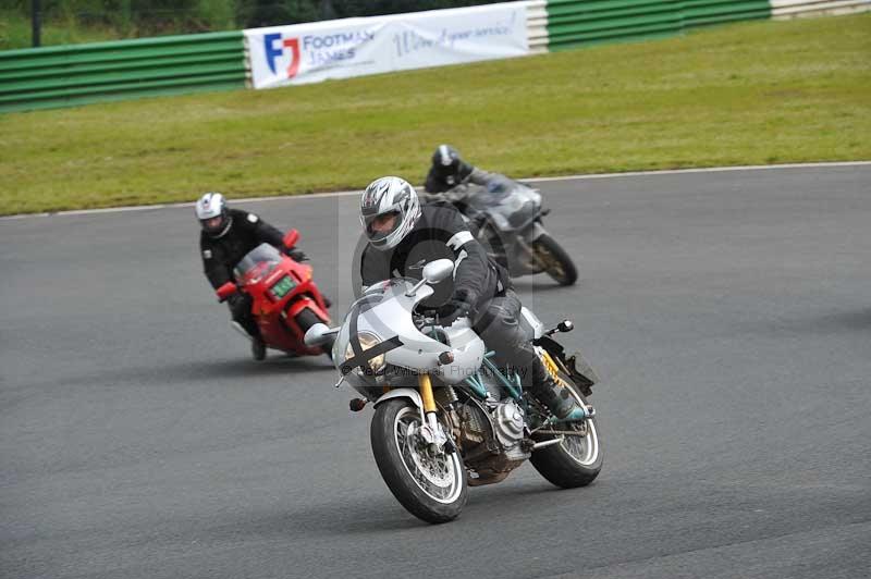 Mallory park Leicestershire;Mallory park photographs;Motorcycle action photographs;classic bikes;event digital images;eventdigitalimages;mallory park;no limits trackday;peter wileman photography;vintage bikes;vintage motorcycles;vmcc festival 1000 bikes