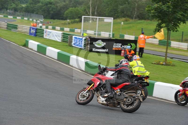 Mallory park Leicestershire;Mallory park photographs;Motorcycle action photographs;classic bikes;event digital images;eventdigitalimages;mallory park;no limits trackday;peter wileman photography;vintage bikes;vintage motorcycles;vmcc festival 1000 bikes