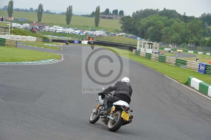 Mallory park Leicestershire;Mallory park photographs;Motorcycle action photographs;classic bikes;event digital images;eventdigitalimages;mallory park;no limits trackday;peter wileman photography;vintage bikes;vintage motorcycles;vmcc festival 1000 bikes