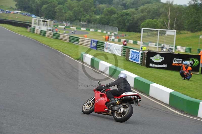 Mallory park Leicestershire;Mallory park photographs;Motorcycle action photographs;classic bikes;event digital images;eventdigitalimages;mallory park;no limits trackday;peter wileman photography;vintage bikes;vintage motorcycles;vmcc festival 1000 bikes