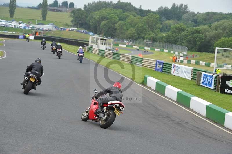 Mallory park Leicestershire;Mallory park photographs;Motorcycle action photographs;classic bikes;event digital images;eventdigitalimages;mallory park;no limits trackday;peter wileman photography;vintage bikes;vintage motorcycles;vmcc festival 1000 bikes