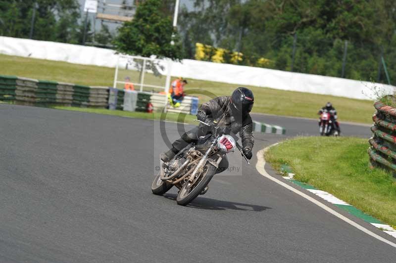 Mallory park Leicestershire;Mallory park photographs;Motorcycle action photographs;classic bikes;event digital images;eventdigitalimages;mallory park;no limits trackday;peter wileman photography;vintage bikes;vintage motorcycles;vmcc festival 1000 bikes