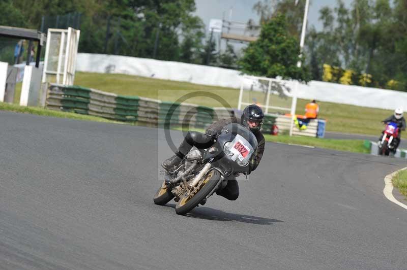 Mallory park Leicestershire;Mallory park photographs;Motorcycle action photographs;classic bikes;event digital images;eventdigitalimages;mallory park;no limits trackday;peter wileman photography;vintage bikes;vintage motorcycles;vmcc festival 1000 bikes