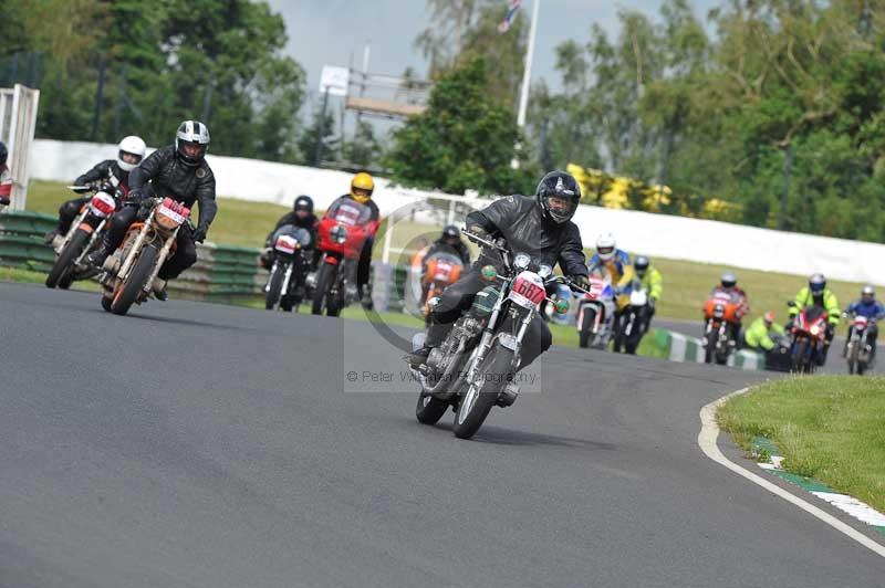 Mallory park Leicestershire;Mallory park photographs;Motorcycle action photographs;classic bikes;event digital images;eventdigitalimages;mallory park;no limits trackday;peter wileman photography;vintage bikes;vintage motorcycles;vmcc festival 1000 bikes