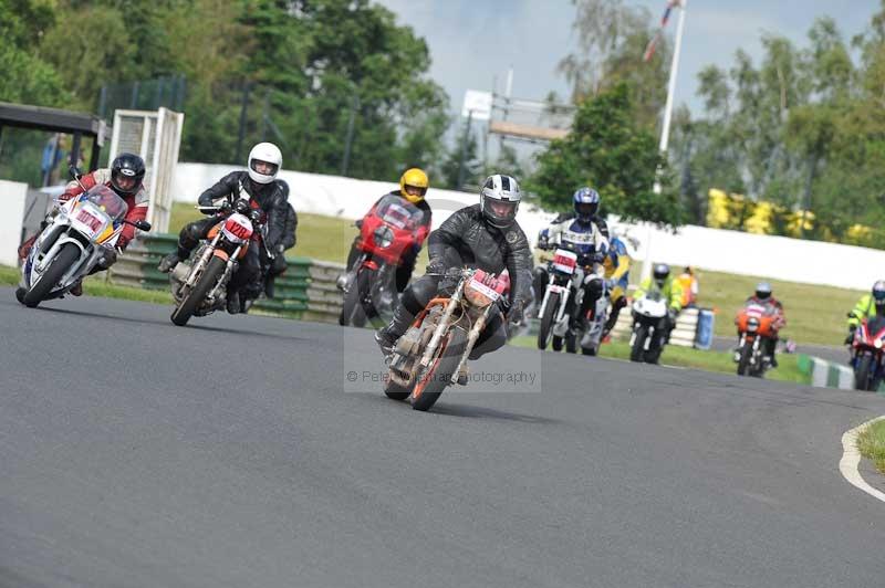 Mallory park Leicestershire;Mallory park photographs;Motorcycle action photographs;classic bikes;event digital images;eventdigitalimages;mallory park;no limits trackday;peter wileman photography;vintage bikes;vintage motorcycles;vmcc festival 1000 bikes