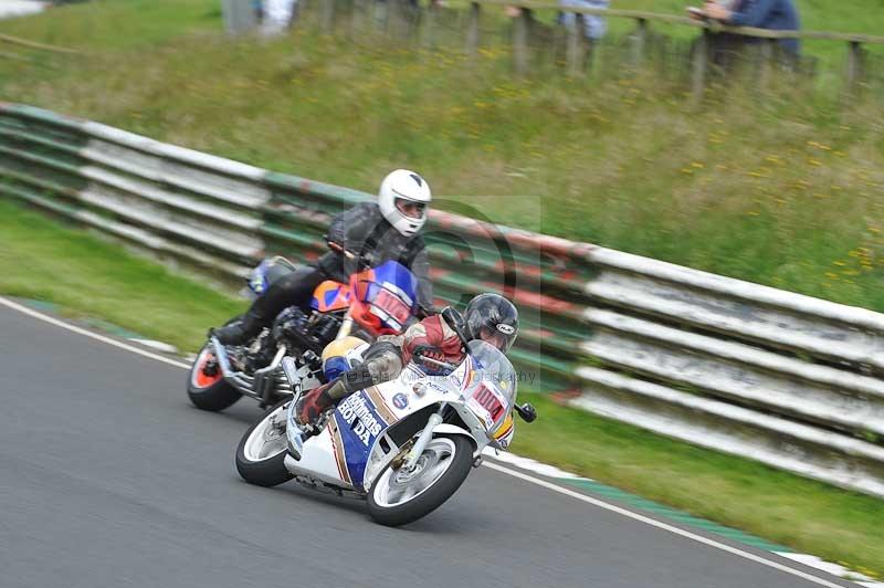 Mallory park Leicestershire;Mallory park photographs;Motorcycle action photographs;classic bikes;event digital images;eventdigitalimages;mallory park;no limits trackday;peter wileman photography;vintage bikes;vintage motorcycles;vmcc festival 1000 bikes