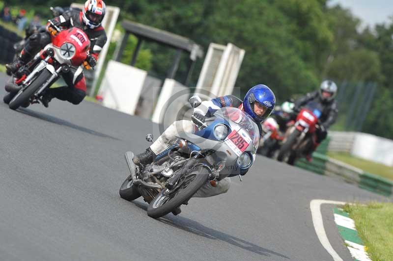 Mallory park Leicestershire;Mallory park photographs;Motorcycle action photographs;classic bikes;event digital images;eventdigitalimages;mallory park;no limits trackday;peter wileman photography;vintage bikes;vintage motorcycles;vmcc festival 1000 bikes