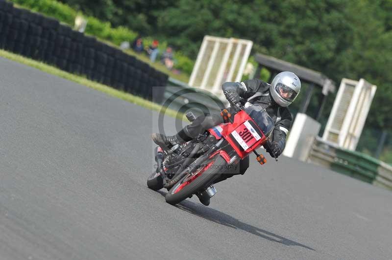 Mallory park Leicestershire;Mallory park photographs;Motorcycle action photographs;classic bikes;event digital images;eventdigitalimages;mallory park;no limits trackday;peter wileman photography;vintage bikes;vintage motorcycles;vmcc festival 1000 bikes