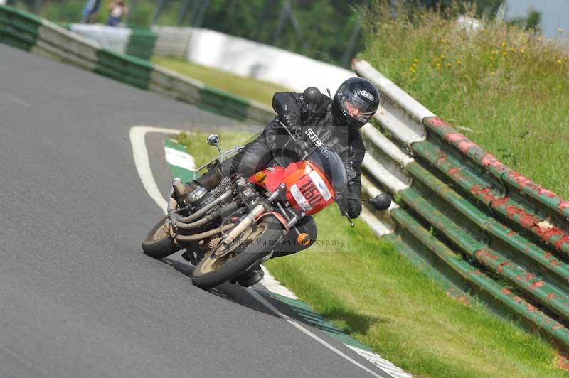 Mallory park Leicestershire;Mallory park photographs;Motorcycle action photographs;classic bikes;event digital images;eventdigitalimages;mallory park;no limits trackday;peter wileman photography;vintage bikes;vintage motorcycles;vmcc festival 1000 bikes