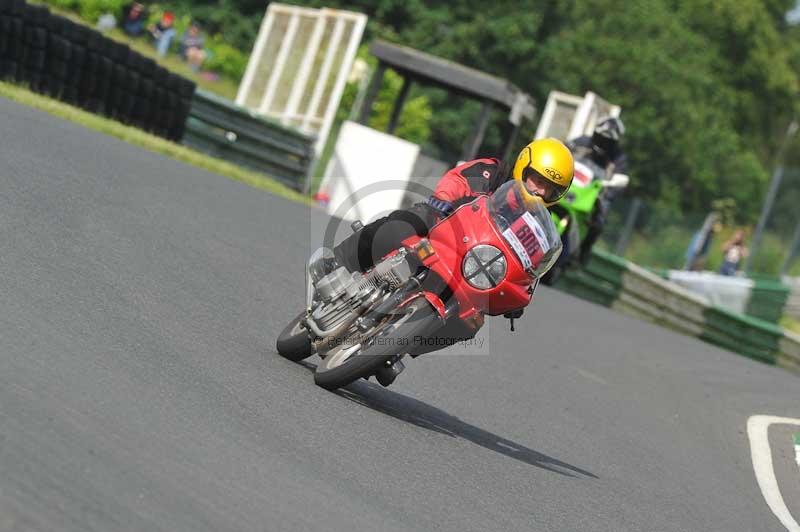 Mallory park Leicestershire;Mallory park photographs;Motorcycle action photographs;classic bikes;event digital images;eventdigitalimages;mallory park;no limits trackday;peter wileman photography;vintage bikes;vintage motorcycles;vmcc festival 1000 bikes