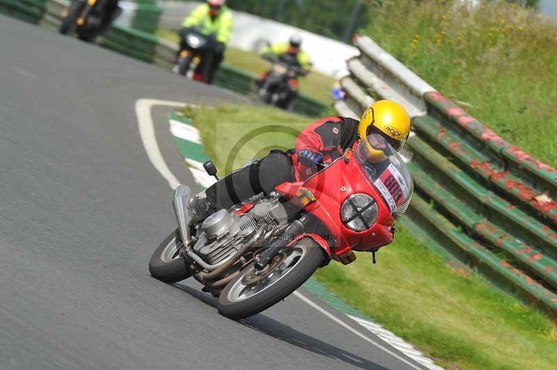 Mallory park Leicestershire;Mallory park photographs;Motorcycle action photographs;classic bikes;event digital images;eventdigitalimages;mallory park;no limits trackday;peter wileman photography;vintage bikes;vintage motorcycles;vmcc festival 1000 bikes