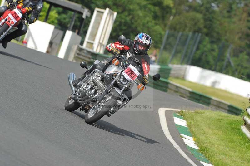 Mallory park Leicestershire;Mallory park photographs;Motorcycle action photographs;classic bikes;event digital images;eventdigitalimages;mallory park;no limits trackday;peter wileman photography;vintage bikes;vintage motorcycles;vmcc festival 1000 bikes