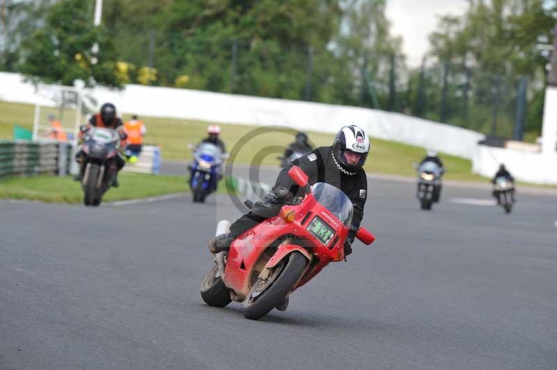 Mallory park Leicestershire;Mallory park photographs;Motorcycle action photographs;classic bikes;event digital images;eventdigitalimages;mallory park;no limits trackday;peter wileman photography;vintage bikes;vintage motorcycles;vmcc festival 1000 bikes