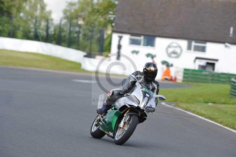 Mallory park Leicestershire;Mallory park photographs;Motorcycle action photographs;classic bikes;event digital images;eventdigitalimages;mallory park;no limits trackday;peter wileman photography;vintage bikes;vintage motorcycles;vmcc festival 1000 bikes