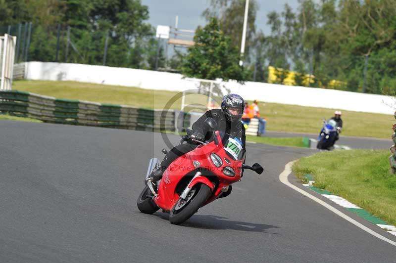 Mallory park Leicestershire;Mallory park photographs;Motorcycle action photographs;classic bikes;event digital images;eventdigitalimages;mallory park;no limits trackday;peter wileman photography;vintage bikes;vintage motorcycles;vmcc festival 1000 bikes