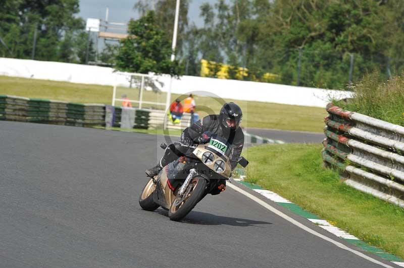 Mallory park Leicestershire;Mallory park photographs;Motorcycle action photographs;classic bikes;event digital images;eventdigitalimages;mallory park;no limits trackday;peter wileman photography;vintage bikes;vintage motorcycles;vmcc festival 1000 bikes