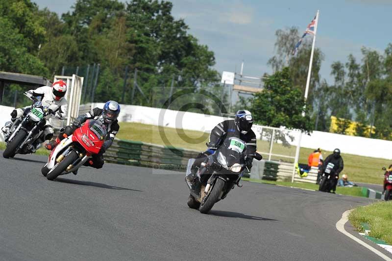 Mallory park Leicestershire;Mallory park photographs;Motorcycle action photographs;classic bikes;event digital images;eventdigitalimages;mallory park;no limits trackday;peter wileman photography;vintage bikes;vintage motorcycles;vmcc festival 1000 bikes