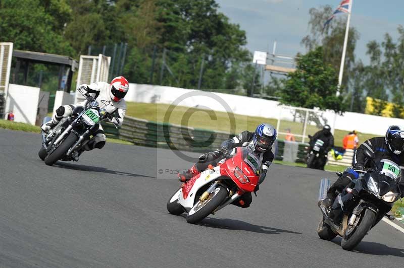 Mallory park Leicestershire;Mallory park photographs;Motorcycle action photographs;classic bikes;event digital images;eventdigitalimages;mallory park;no limits trackday;peter wileman photography;vintage bikes;vintage motorcycles;vmcc festival 1000 bikes