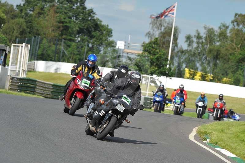 Mallory park Leicestershire;Mallory park photographs;Motorcycle action photographs;classic bikes;event digital images;eventdigitalimages;mallory park;no limits trackday;peter wileman photography;vintage bikes;vintage motorcycles;vmcc festival 1000 bikes