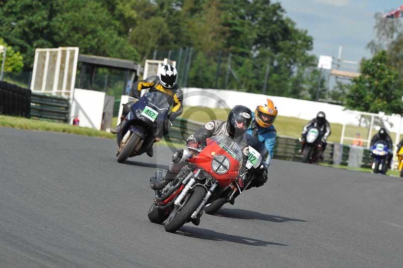 Mallory park Leicestershire;Mallory park photographs;Motorcycle action photographs;classic bikes;event digital images;eventdigitalimages;mallory park;no limits trackday;peter wileman photography;vintage bikes;vintage motorcycles;vmcc festival 1000 bikes