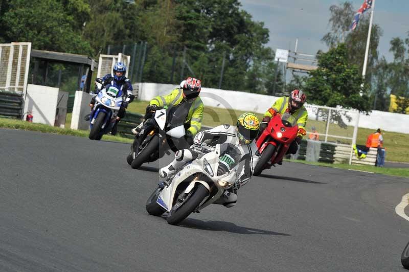 Mallory park Leicestershire;Mallory park photographs;Motorcycle action photographs;classic bikes;event digital images;eventdigitalimages;mallory park;no limits trackday;peter wileman photography;vintage bikes;vintage motorcycles;vmcc festival 1000 bikes