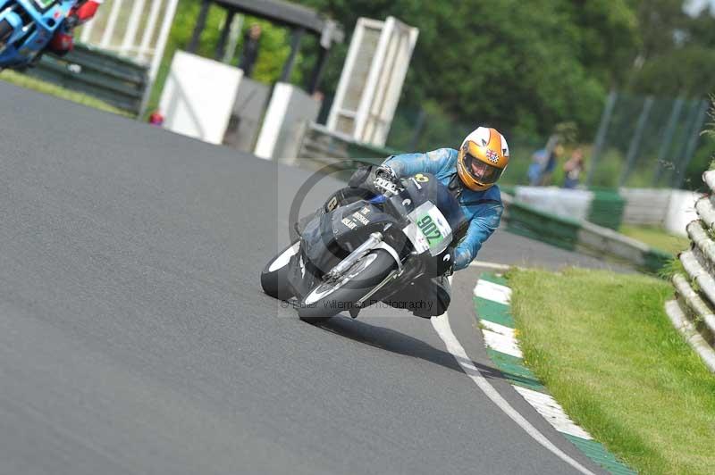 Mallory park Leicestershire;Mallory park photographs;Motorcycle action photographs;classic bikes;event digital images;eventdigitalimages;mallory park;no limits trackday;peter wileman photography;vintage bikes;vintage motorcycles;vmcc festival 1000 bikes