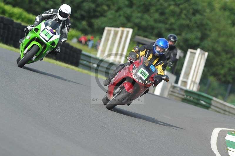 Mallory park Leicestershire;Mallory park photographs;Motorcycle action photographs;classic bikes;event digital images;eventdigitalimages;mallory park;no limits trackday;peter wileman photography;vintage bikes;vintage motorcycles;vmcc festival 1000 bikes