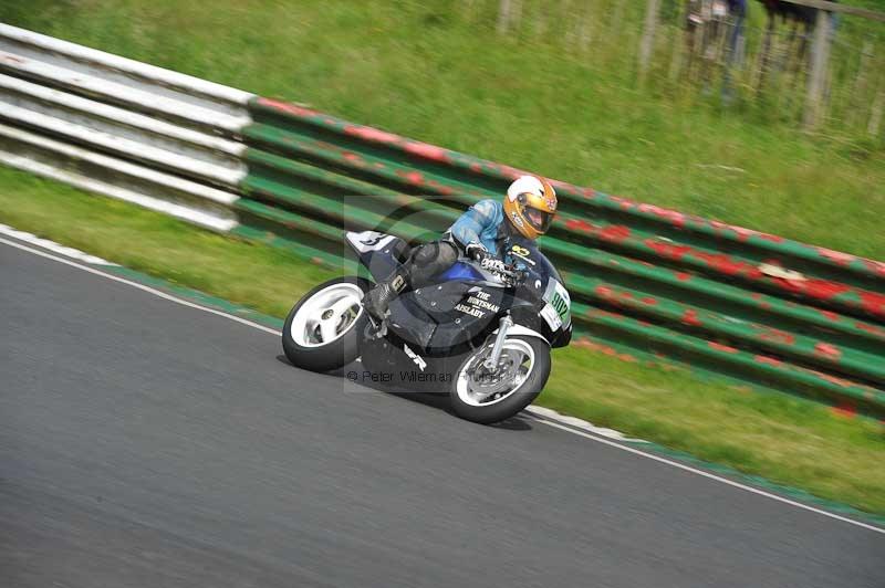 Mallory park Leicestershire;Mallory park photographs;Motorcycle action photographs;classic bikes;event digital images;eventdigitalimages;mallory park;no limits trackday;peter wileman photography;vintage bikes;vintage motorcycles;vmcc festival 1000 bikes