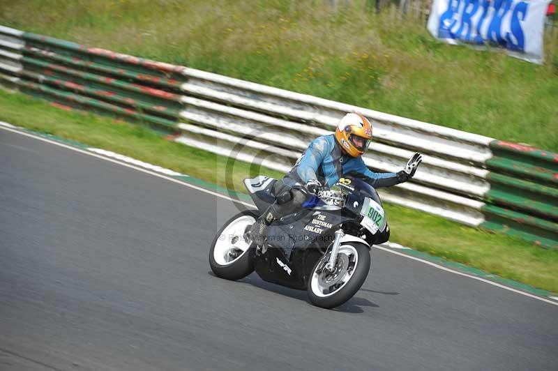 Mallory park Leicestershire;Mallory park photographs;Motorcycle action photographs;classic bikes;event digital images;eventdigitalimages;mallory park;no limits trackday;peter wileman photography;vintage bikes;vintage motorcycles;vmcc festival 1000 bikes