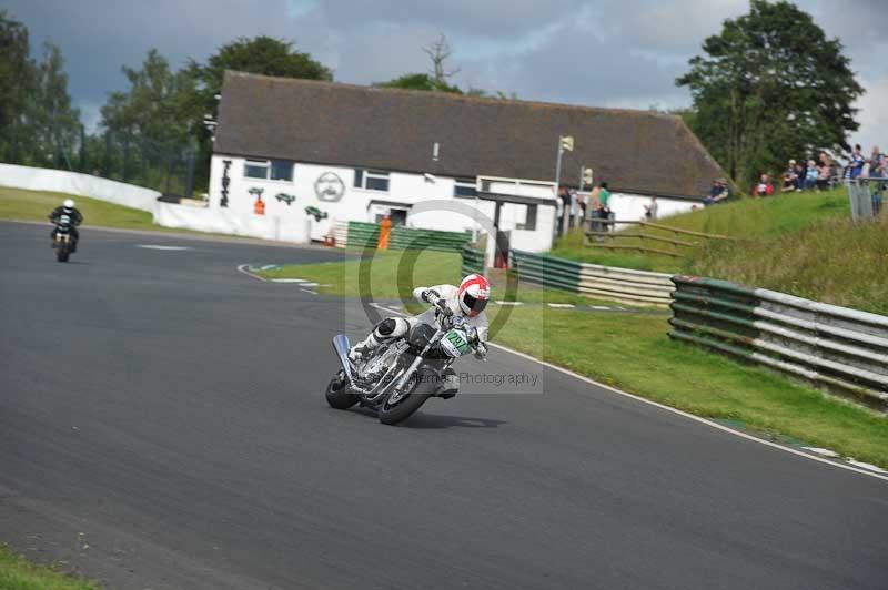 Mallory park Leicestershire;Mallory park photographs;Motorcycle action photographs;classic bikes;event digital images;eventdigitalimages;mallory park;no limits trackday;peter wileman photography;vintage bikes;vintage motorcycles;vmcc festival 1000 bikes