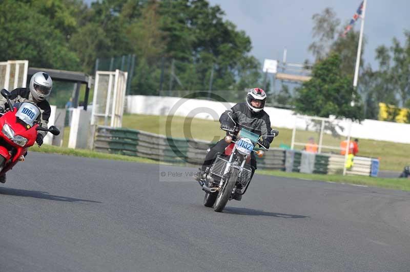 Mallory park Leicestershire;Mallory park photographs;Motorcycle action photographs;classic bikes;event digital images;eventdigitalimages;mallory park;no limits trackday;peter wileman photography;vintage bikes;vintage motorcycles;vmcc festival 1000 bikes