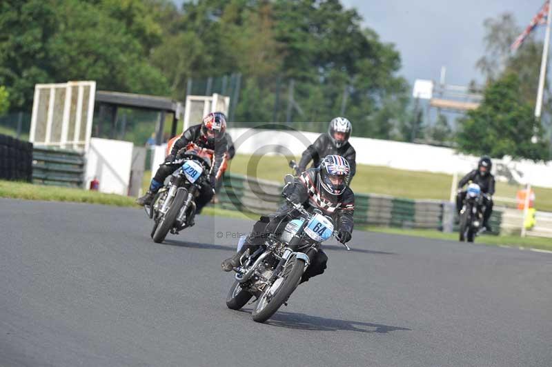 Mallory park Leicestershire;Mallory park photographs;Motorcycle action photographs;classic bikes;event digital images;eventdigitalimages;mallory park;no limits trackday;peter wileman photography;vintage bikes;vintage motorcycles;vmcc festival 1000 bikes