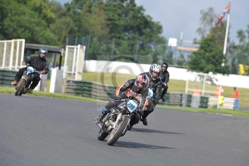 Mallory park Leicestershire;Mallory park photographs;Motorcycle action photographs;classic bikes;event digital images;eventdigitalimages;mallory park;no limits trackday;peter wileman photography;vintage bikes;vintage motorcycles;vmcc festival 1000 bikes