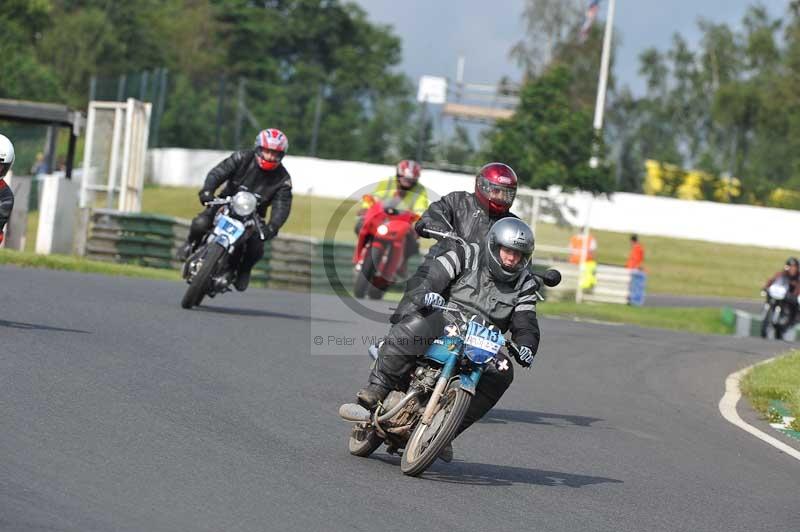 Mallory park Leicestershire;Mallory park photographs;Motorcycle action photographs;classic bikes;event digital images;eventdigitalimages;mallory park;no limits trackday;peter wileman photography;vintage bikes;vintage motorcycles;vmcc festival 1000 bikes