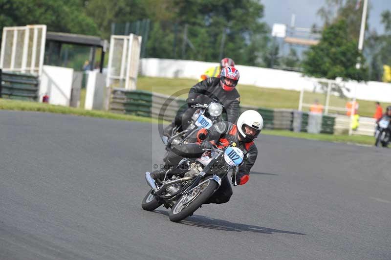 Mallory park Leicestershire;Mallory park photographs;Motorcycle action photographs;classic bikes;event digital images;eventdigitalimages;mallory park;no limits trackday;peter wileman photography;vintage bikes;vintage motorcycles;vmcc festival 1000 bikes