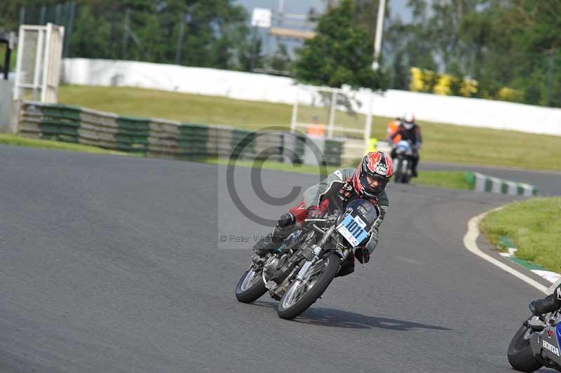 Mallory park Leicestershire;Mallory park photographs;Motorcycle action photographs;classic bikes;event digital images;eventdigitalimages;mallory park;no limits trackday;peter wileman photography;vintage bikes;vintage motorcycles;vmcc festival 1000 bikes