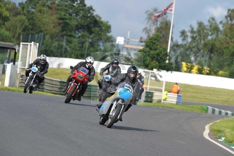 Mallory park Leicestershire;Mallory park photographs;Motorcycle action photographs;classic bikes;event digital images;eventdigitalimages;mallory park;no limits trackday;peter wileman photography;vintage bikes;vintage motorcycles;vmcc festival 1000 bikes